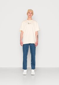 Karl Kani - UNISEX SMALL SIGNATURE ESSENTIAL TEE - Základné tričko - cream Miniatúrny obrázok 1