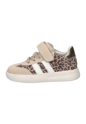 Beige peutersneaker met luipaardprint, witte strepen, klittenbandsluiting, metallic hielaccent en witte rubberen zool.