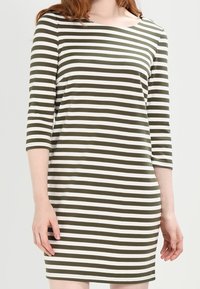 Robe rayée à manches trois-quarts. Présente des rayures verticales alternées vert olive et blanc, confectionnée dans un tissu doux à texture lisse.