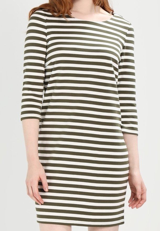 Robe rayée à manches trois-quarts. Présente des rayures verticales alternées vert olive et blanc, confectionnée dans un tissu doux à texture lisse.