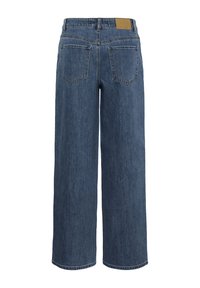 Vue arrière d'un jean denim bleu à jambes larges avec deux poches plaquées et une étiquette de marque en cuir marron sur la ceinture.