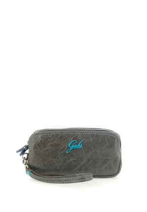 Piccola clutch da polso in pelle grigia con cuciture turchesi, chiusura con cerniera e logo turchese "Gabs" sul davanti.