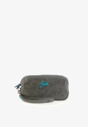 Piccola clutch da polso in pelle grigia con cuciture turchesi, chiusura con cerniera e logo turchese "Gabs" sul davanti.