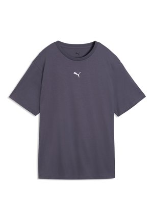 Σκούρο γκρι Puma μπλουζάκι με κοντό μανίκι και μικρό λευκό λογότυπο Puma στο κέντρο του στήθους, σε απλό λευκό φόντο.