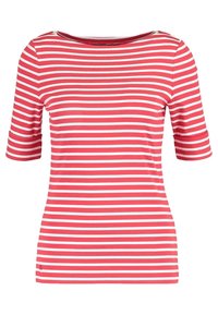 Červeno-bílý pruhovaný top s krátkým rukávem a širokým výstřihem, vyrobený z elastického materiálu, s rovnoměrnými vodorovnými pruhy a bez ozdob.