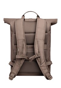 Sac à dos roll-top taupe, avec dos en maille rembourrée, bretelles ajustables et accents de sangle pour un transport sécurisé. Matériau lisse et durable.