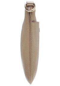 Tan læder clutch taske med struktureret overflade, slank profil og en guld accent ring. Har en sidelomme til ekstra opbevaring.