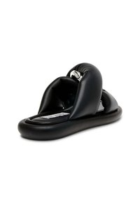 Svart formgjuten halksandal med vadderat övre, slät gummisula och en glänsande metalldetalj. Minimalistisk design med en mjuk textur.