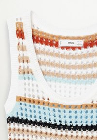 Débardeur au crochet avec un design en maille ouverte et des rayures horizontales en blanc, bleu clair, beige, orange et noir. Étiquette visible à l'intérieur.