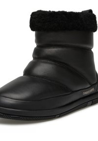 Stivaletti alla caviglia neri isolati con un morbido polsino in pile nero, tomaia in pelle, dettagli di design cuciti e suola in gomma per trazione.