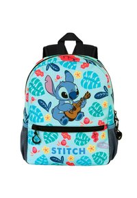 Mochila azul con ilustración de Stitch tocando la guitarra, que presenta patrones de hojas tropicales en colores vibrantes y un bolsillo frontal con cremallera.