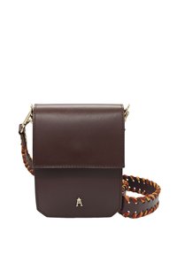 Sac en cuir marron à bandoulière avec une fermeture à rabat magnétique, doté d'une sangle tressée avec des accents orange et un détail logo doré à l'avant.