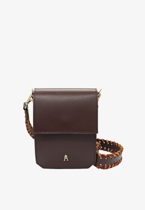 Sac en cuir marron à bandoulière avec une fermeture à rabat magnétique, doté d'une sangle tressée avec des accents orange et un détail logo doré à l'avant.