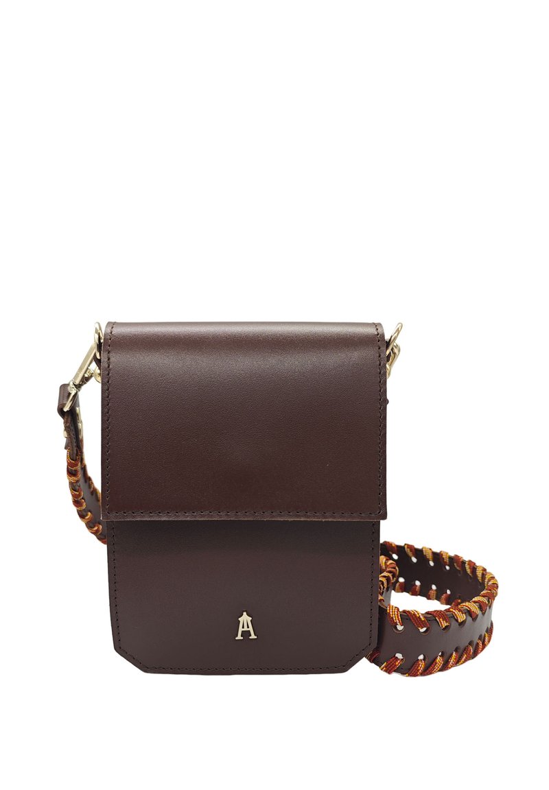 Sac en cuir marron à bandoulière avec une fermeture à rabat magnétique, doté d'une sangle tressée avec des accents orange et un détail logo doré à l'avant.