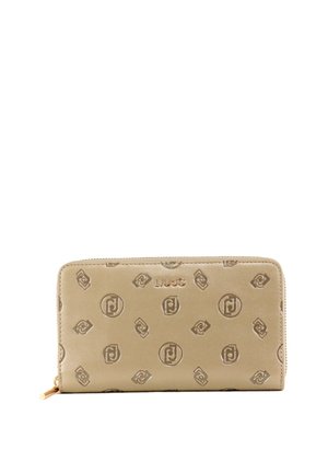 Portafoglio in pelle beige con motivi a logo in rilievo, chiusura con zip e dettagli in metallo dorato. Forma rettangolare compatta.