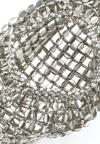 Metal mesh taske i sølv, med ovalformede led og en struktureret design. Pyntet med runde, facetterede perler for ekstra detalje.