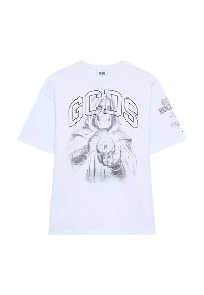 T-shirt blanc à manches courtes avec une silhouette squelettique tenant un orbe lumineux, avec le texte « GCDS » au-dessus et sur l'orbe.