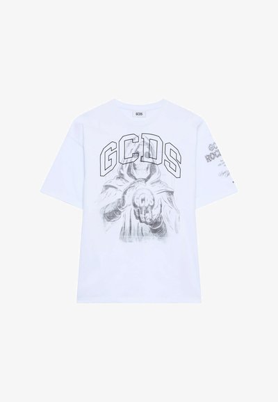 T-shirt blanc à manches courtes avec une silhouette squelettique tenant un orbe lumineux, avec le texte « GCDS » au-dessus et sur l'orbe.