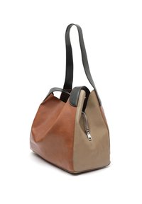 Borsa di pelle con forma triangolare. Presenta sezioni marroni e beige, superficie testurizzata e manici neri corti. Include una cerniera laterale.
