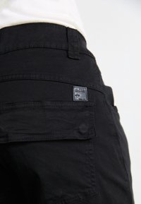 Alpha Industries Kapsáče - black
