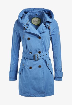 Gabardina azul clara con diseño de doble botonadura, capucha ajustable y cintura con cinturón. Presenta detalles con botones y bolsillos laterales.