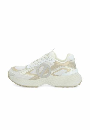 Witte sportschoenen van mesh- en synthetische materialen, met een dikke, gedempte zool en een groot rond logo aan de zijkant.