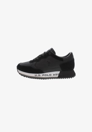 Musta urheilukenkä, jossa on yhdistelmä sileää nahkaa ja mokkaa. Varustettu valkoisella välikengällä, jossa on painatus "U.S. Polo Assn.", sekä kumipohjalla.