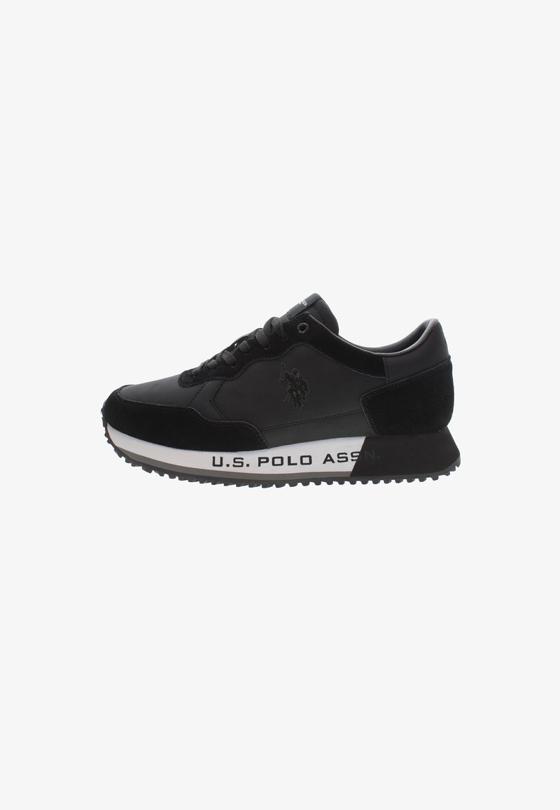 Zwarte sportieve schoen met een combinatie van glad leer en suède. Beschikt over een witte tussenzool met "U.S. Polo Assn." gedrukt en een rubberen zool.