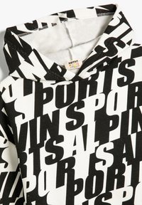 Sudadera con capucha en blanco y negro con un gran y llamativo texto "DEPORTES" impreso. Material de algodón, forro interior de felpa y costuras en contraste.