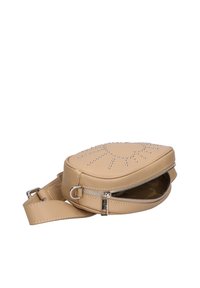 Borsa a tracolla in pelle beige con forma arrotondata, chiusura con zip e design con borchie in tonalità argento sul davanti. Include una tracolla regolabile.