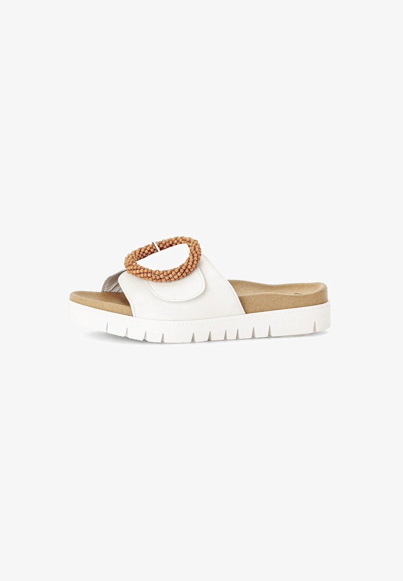Hvid slide-on sandal med en polstret fodseng, der har en flettet tan accent og en tyk hvid sål med en struktureret underside.
