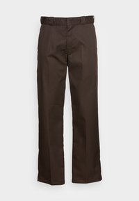 Pantalon marron à jambes droites avec une texture lisse, passants pour ceinture et braguette zippée. Sans motifs ni ornements, offrant un look classique.