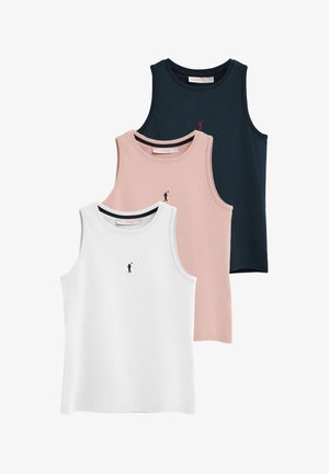 Trois débardeurs sans manches en blanc, rose clair et bleu marine, chacun avec un petit logo brodé de joueur de polo sur la poitrine.