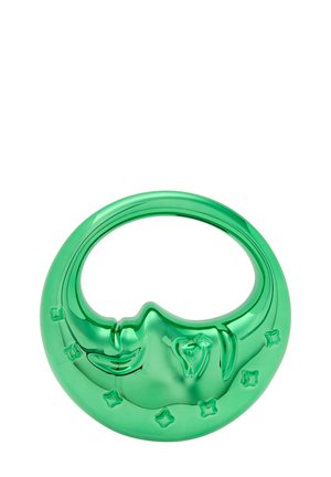 Groen glazen decoratiestuk in de vorm van een halve maan met gezichts- en sterdetails, met een gladde, reflecterende oppervlakte.