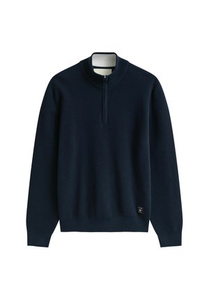 Marineblauer Strickpullover mit langen Ärmeln, geripptem Kragen, halbem Reißverschluss vorne und kleinem Markenpatch nahe dem Saum.