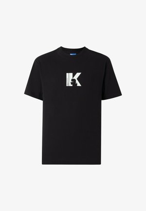 Camiseta de algodón negra con un gran gráfico blanco que incluye letras y una silueta. Cuello redondo clásico y mangas cortas.