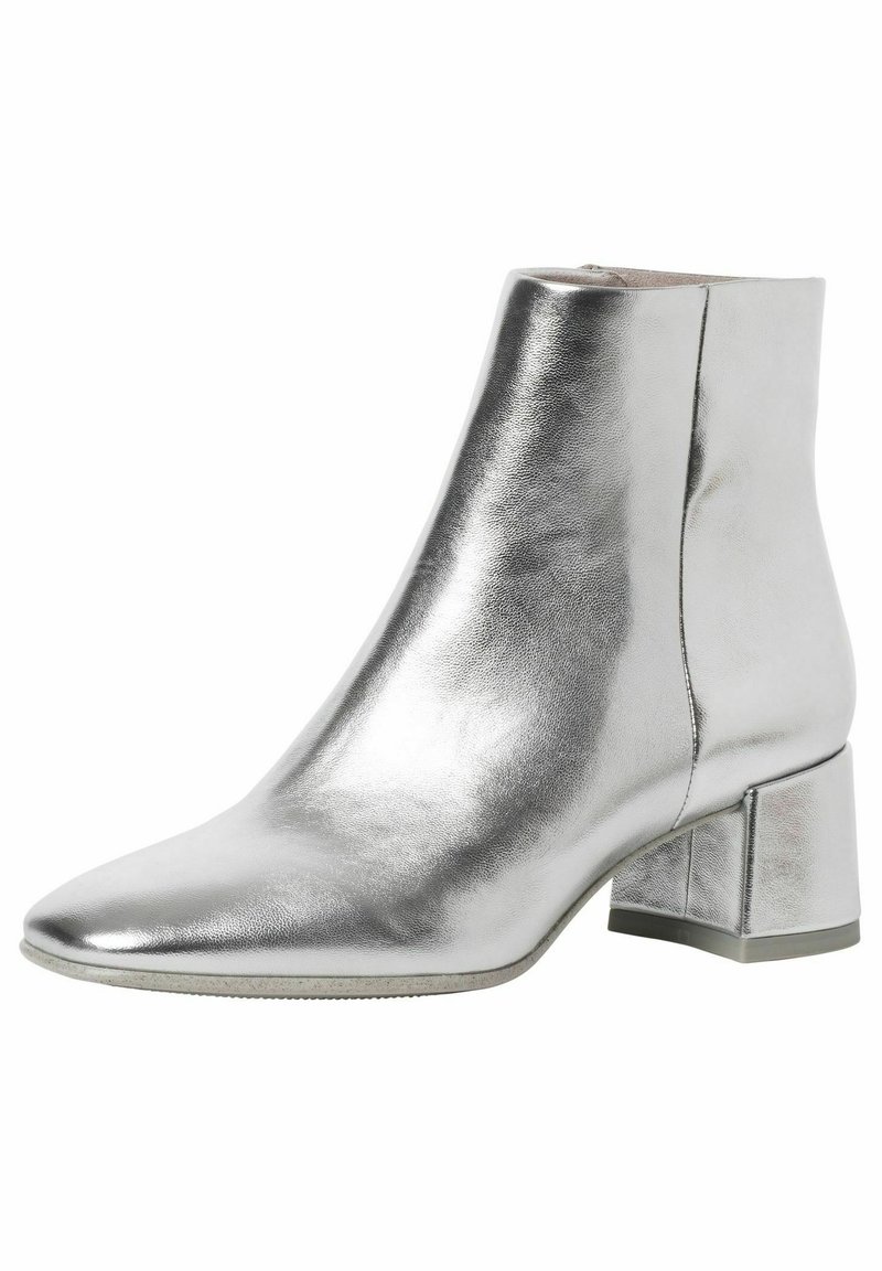 Zilveren enkellaars gemaakt van soepel leer, met een puntige neus en een robuuste, vierkante hak voor stabiliteit. Glanzende afwerking met strakke lijnen.