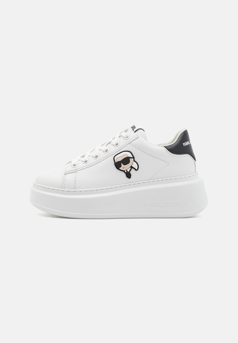 Vita lädersneakers med platåsål, rund tå, snörning framtill och en sidologotyp i tecknad stil. Svart detaljer på hälen med varumärkesnamnet.