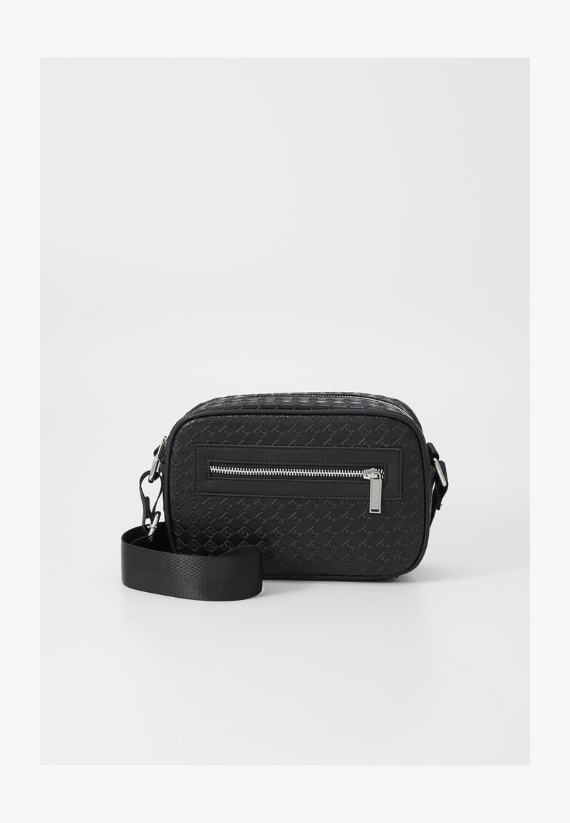 Saco crossbody retangular preto feito de material texturizado, apresentando um bolso frontal com fecho, uma alça plana e uma alça destacável.
