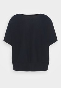 Námořnicky modrý krátký rukáv s kulatým výstřihem a volným střihem, vyrobený z měkké látky s hladkým povrchem.