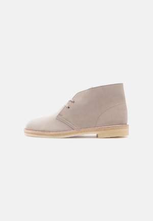 Clarks Originals DESERT BOOT - Zapatos con cordones - sand