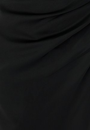 Tissu noir avec une texture lisse et des détails de drapé subtils, créant des plis doux et une apparence monochrome épurée.