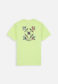 T-shirt vert citron avec un imprimé au dos représentant des motifs floraux abstraits en rouge, bleu et noir. Fabriqué en tissu doux et respirant.