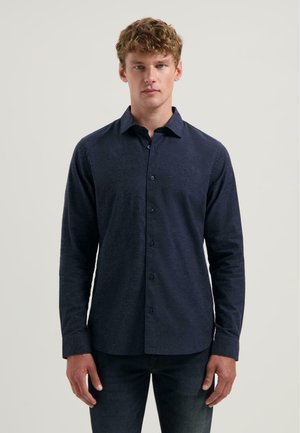Navyblauwe button-up shirt van een zachte stof, met een standaardkraag, lange mouwen en een subtiele logo op de linkerkant van de borst.