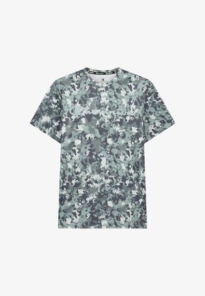 Tarnungs-T-Shirt in Grüntönen und Grau, mit kurzen Ärmeln, Rundhalsausschnitt, mit einem zentralen Logo und einer glatten, leichten Stoffoberfläche.