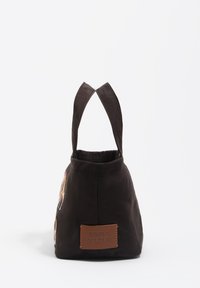 Czarna bawełniana torba na ramię z dwoma długimi uchwytami, z kolorowym haftem po jednej stronie i brązową skórzaną naszywką z logo po przeciwnej.