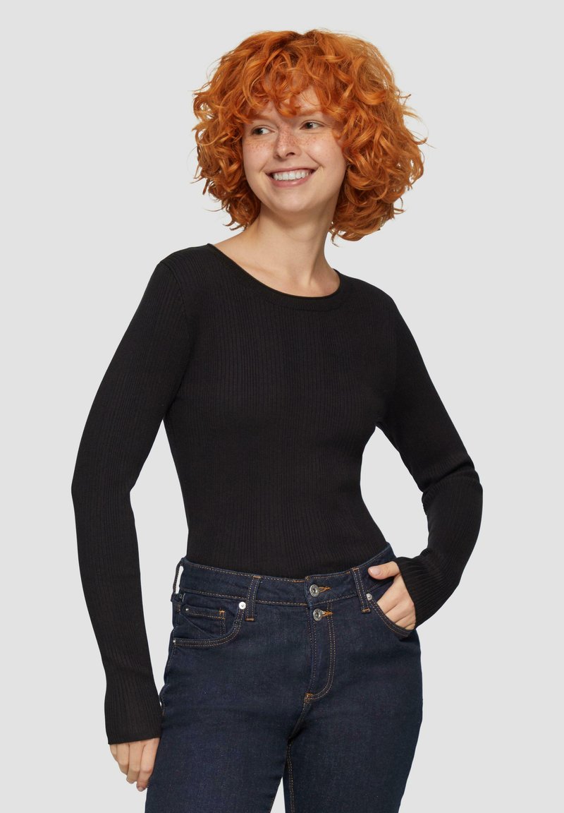 Zwarte geribbelde lange mouw top met een ronde halslijn, aansluitend ontwerp en zachte textuur, gecombineerd met donkerblauwe high-waisted jeans.