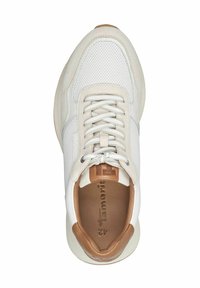 Sneaker bianca con tomaia in mesh, dettagli in pelle e un tallone beige texturizzato. I lacci sono centralmente posizionati con un logo sulla linguetta.