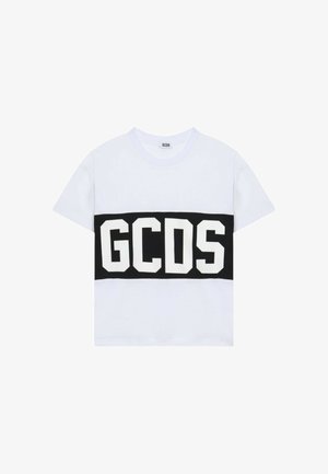 Hvid T-shirt med korte ærmer og bred sort horisontal bånd hen over brystet med store hvide bogstaver "GCDS."