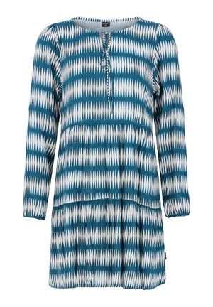 Langarmjurk in teal met wit geometrisch patroon, voorzien van een ronde halslijn, een knoopsluiting en een gelaagde ruffle-design.